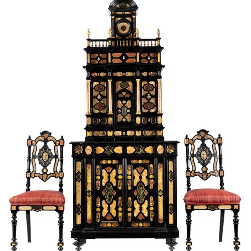 Pietra dura-Kabinettschrank mit zwei Stühlen Höhe des Schranks: 208 cm. 
Breite:&hellip;