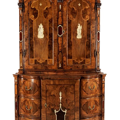 Grosser imposanter barocker Eckschrank mit Elfenbeineinlagen Altezza: 132 cm. 
 &hellip;
