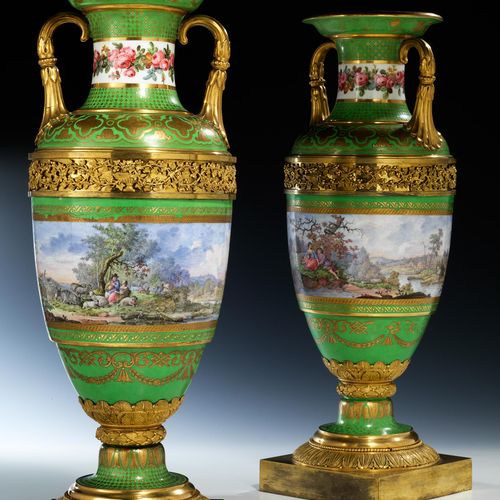 Paar Empire-Vasen 
Höhe: 50 cm. Bodenseitige unterglasurblaue Marke „Sevres 2000&hellip;