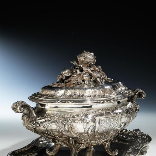 Louis XV-Silberterrine auf Présentoir Höhe: 28,5 cm. 
Breite des Présentoirs: 45&hellip;