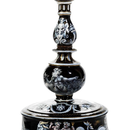 Limoges-Leuchter mit Nereiden-Dekor 高度：30.5厘米。
利摩日，17世纪末/18世纪初。

铜，有凹槽，有珐琅。有凹槽的底&hellip;