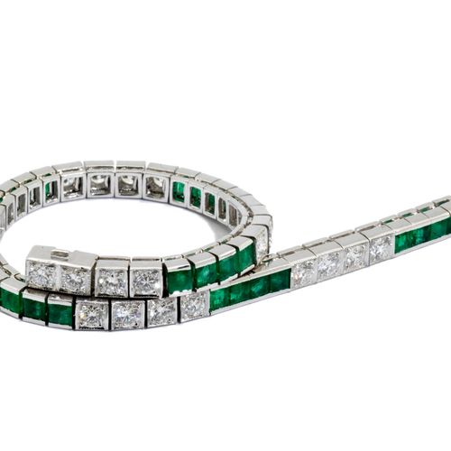 Smaragd-Brillant-Linienarmband 长度：约18厘米。
宽度：约4毫米。
重量：约26g。
WG 750.

优雅的高品质线型手镯，镶&hellip;
