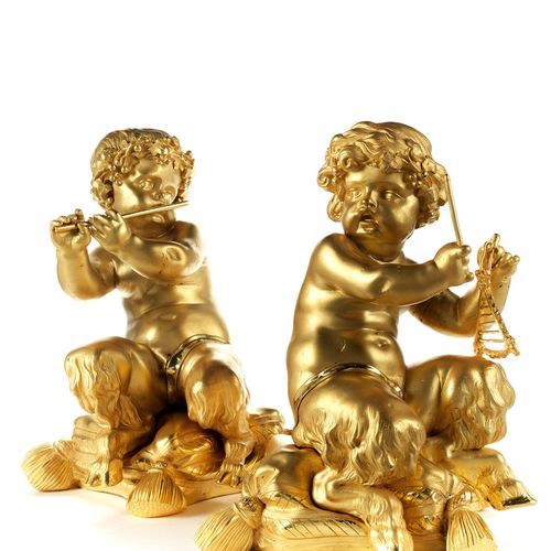 Paar Putti als Faunen 高度：20.5厘米。
法国，19世纪。

青铜，铸造，镀金，部分缎面处理和凿刻。花仙坐在高高的垫子上，用流苏修饰，一&hellip;
