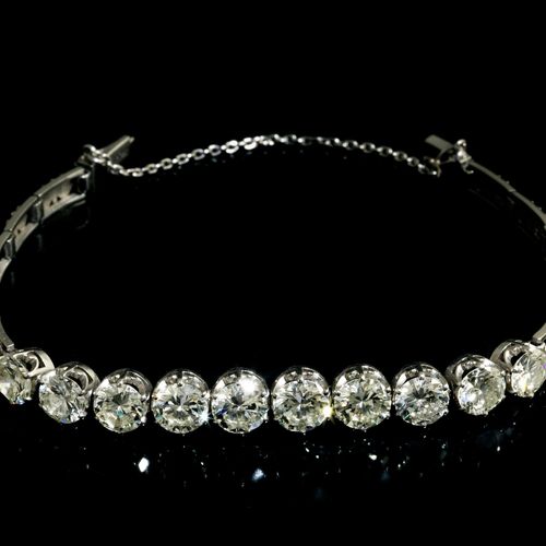 Diamantarmband 长度：约16.5厘米。
重量：约17.7g。
铂金。
约1940年。

精美的高品质链节手镯，带有精致的几何装饰，中央部分由10颗&hellip;