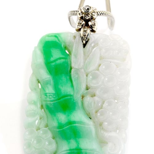 Jade-Diamantanhänger mit Kette von P. Rath 吊坠尺寸（含悬挂）：约7.4 x 4.2厘米。
总重量：约65.5g。
W&hellip;