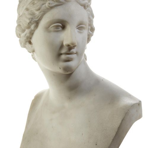Marmorbüste der Venus 高度：42厘米。
意大利，19世纪。

白色，精细的卡拉拉大理石结晶，头部有优雅的面容，仿照古代的 "基奥斯的维纳斯&hellip;