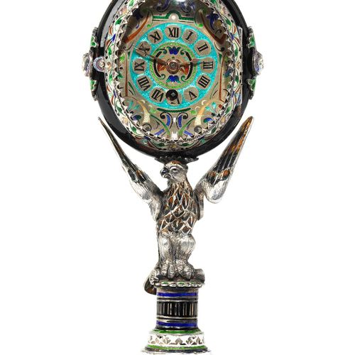 Wiener Tischuhr im Renaissance-Stil Altura: 20,5 cm. 
 Peso: 233 g. 
 Con sello &hellip;