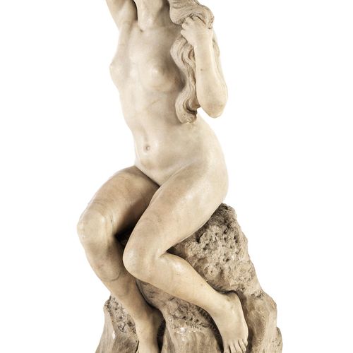 Skulptur einer Badenden 高度：74厘米。
法国或比利时，1900年左右。

在白色大理石中进行加工。在一个模仿海浪的基座上，一个没有穿衣&hellip;