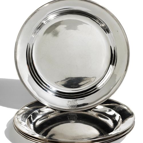 Sankt Petersburger Silberteller Durchmesser: 21,1 cm. 
Gesamtgewicht: 1966 g. 
B&hellip;