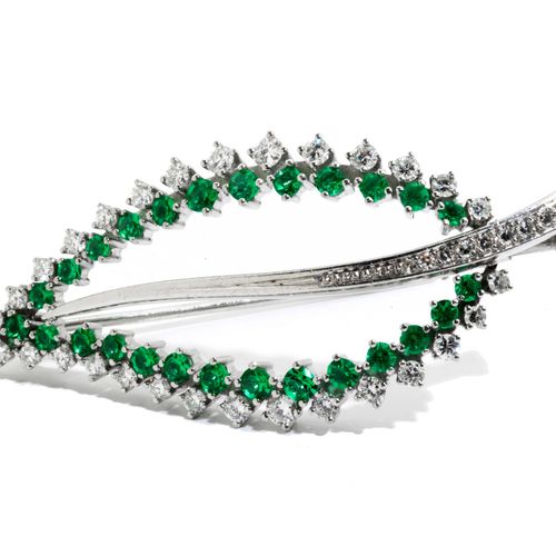 Smaragd-Diamant-Blattbrosche 长度：约5.1厘米。
宽度：约2.1厘米。
重量：约9.6g。
WG 750。
签名为 "AMU"。
&hellip;