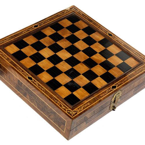 Barocker Spielkasten 高度：11.5厘米。
宽度：50厘米。
深度：50厘米。
德国南部，约1720年。

方形，带铰链盖，这个是国际象棋游&hellip;