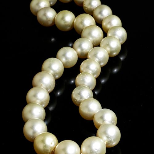 Südsee-Perlenkette 长度：约40.5 - 41厘米。
重量：约90克。
GG 750.

优雅的奶油色南海珍珠项链，略带梯度，珍珠直径约12-&hellip;