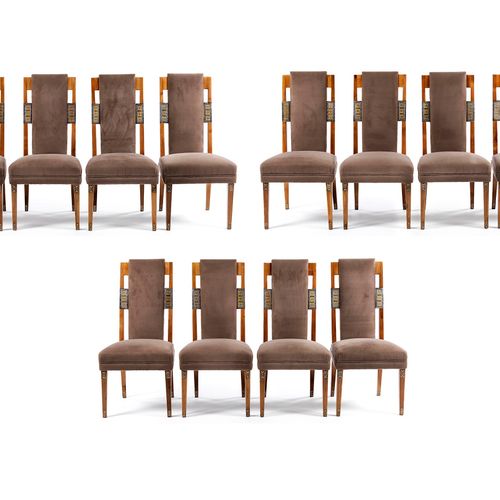 Satz von zwölf Stühlen 座椅高度：44厘米。
靠背高度：100厘米。
20世纪。

山毛榉，金属和搪瓷配件，可能是灰色天鹅绒的副盖。金属应&hellip;