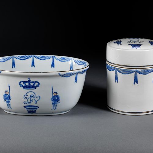 Paar seltene chinesische Porzellanobjekte mit „Meninos de Palhavã“-Dekor Hauteur&hellip;
