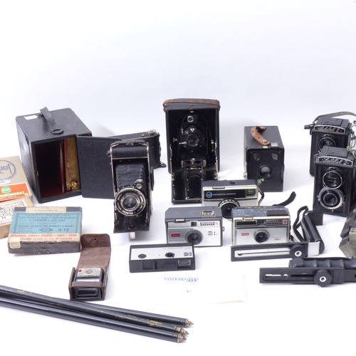 大约有十台不同品牌的相机，包括柯达、Lubitel、...附有一系列的摄影板，...