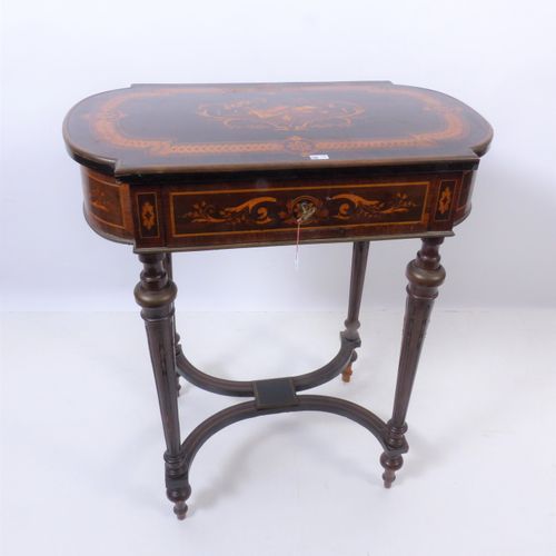 Un tavolo con piedistallo intarsiato in stile Napoleone III. Dimensioni: 67x39x7&hellip;