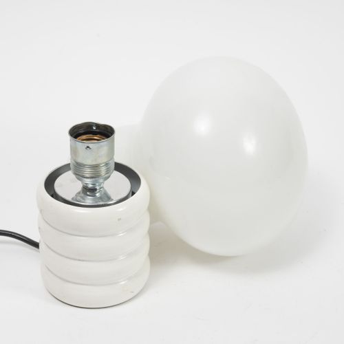 Ingo MAURER (1932 2019) Lampe dite Bulb. 
En métal laqué blanc et verre opalin. &hellip;