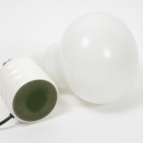 Ingo MAURER (1932 2019) Lampe dite Bulb. 
En métal laqué blanc et verre opalin. &hellip;