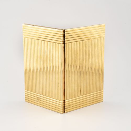 黄金（750）香烟盒，全H型。 
内部有三个隔间。 
按键。 
猫头鹰的标志。 
重量：260.8克。 尺寸：0.9 x 13 x 8.2厘米。 
使用中出现的&hellip;