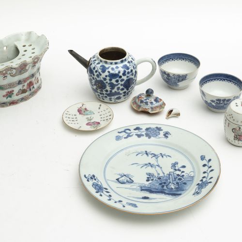 CHINE, XVIIIème XIXème siècle Lot de 7 pièces en porcelaine : 
 Bouquetière d'ap&hellip;