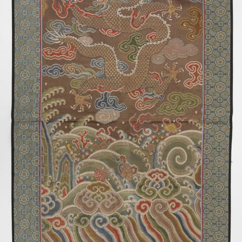 CHINE, XIXème XXème siècles Lot de 9 soieries polychromes en fragments, à décors&hellip;