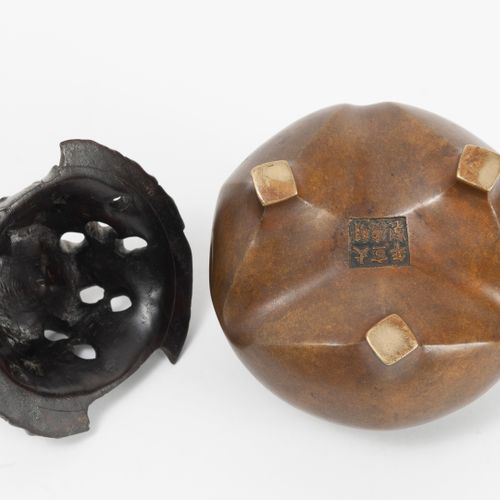 Chine, XVIIème siècle Petit brûle parfum tripode en bronze à patine brune dorée,&hellip;