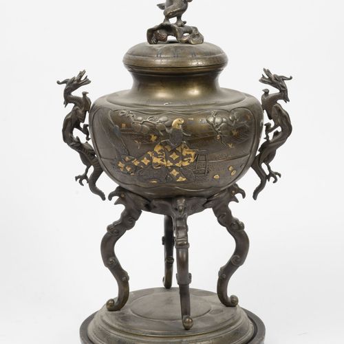 JAPON, fin du XIXème siècle Brûle parfum en bronze patiné à décors, gravés ou en&hellip;