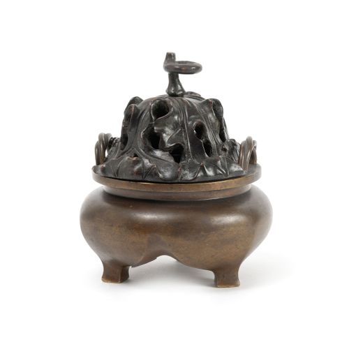 Chine, XVIIème siècle Petit brûle parfum tripode en bronze à patine brune dorée,&hellip;