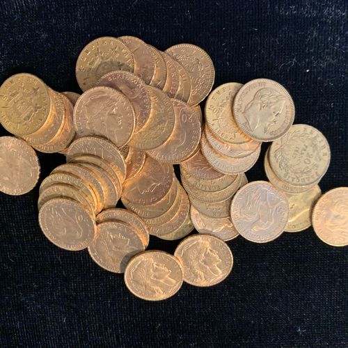 Null Lot de cinquante pièces d'or comprenant:
- 28 pièces de 20 francs (coqs)
- &hellip;