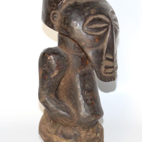 Songye, Kongo. Figure magique de Songye avec un tablier textile. En bois. 28 cm.&hellip;