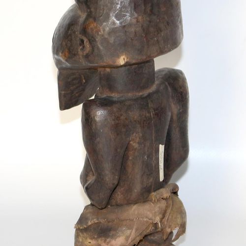 Songye, Kongo. Figure magique de Songye avec un tablier textile. En bois. 28 cm.&hellip;