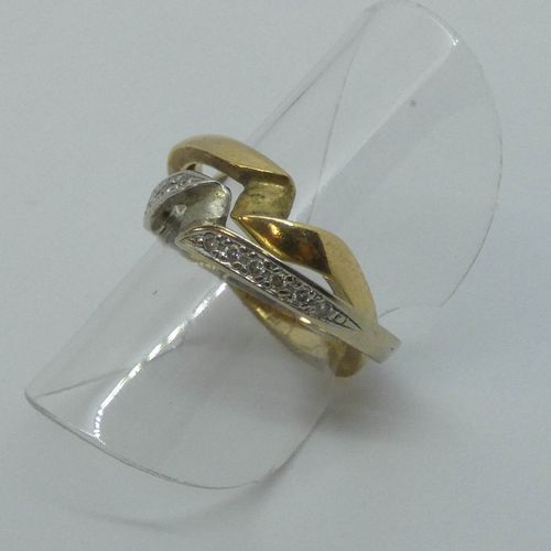 Null Bague double anneau en or jaune et or gris, l'une pavée de diamants. Poids &hellip;