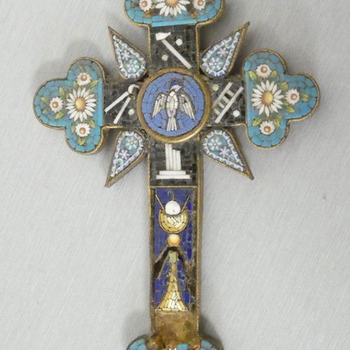 Null Croix pendentif en métal doré et micro mosaïque aux attributs de la Passion&hellip;