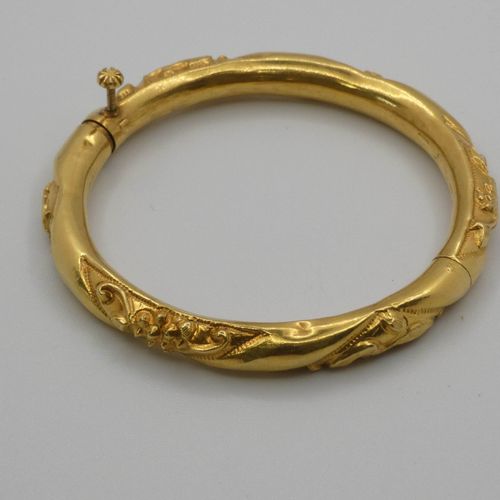 Null Bracelet en or jaune (creux) ciselé de fleurs et dragons Diam. Int: 4,6 cm &hellip;