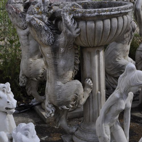 . .

Chien à la fontaine. Sculpture de chien et vasque circulaire à cannelures. &hellip;