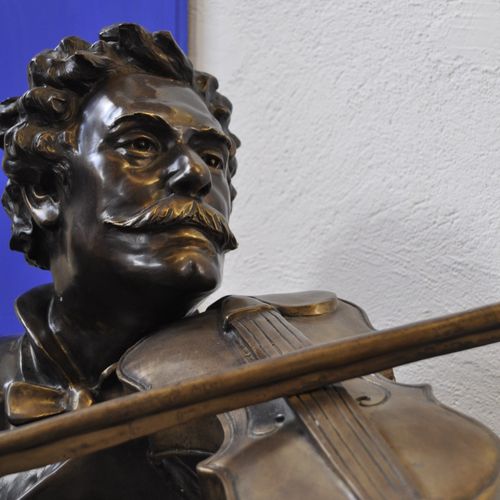 . .

Statue en bronze représentant le célèbre compositeur et chef d'orchestre au&hellip;