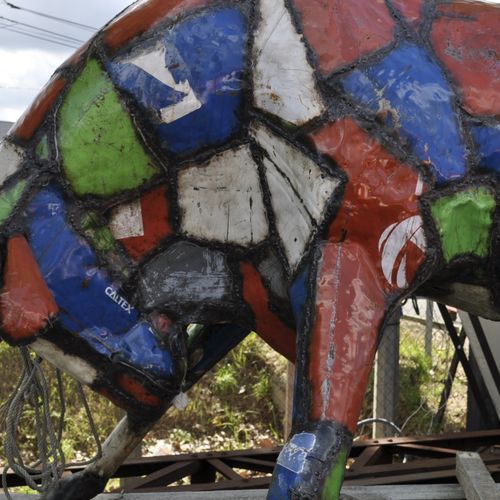 . .

Sculpture d'un TAUREAU en tôle de bidons colorées. Travail africain moderne&hellip;