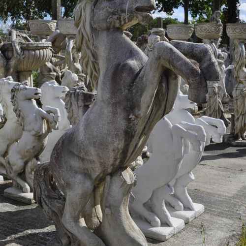 . .

Paire de chevaux cabrés, statues en pierre reconstituée. Travail moderne. H&hellip;