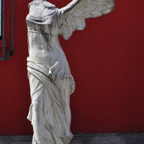 . .

Victoire de Samothrace, statue en pierre reconstituée. Travail moderne dans&hellip;