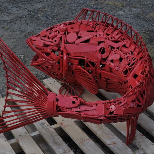 . .

PIRANHA, Sculpture composée de divers objets métaliques laqué rouge.