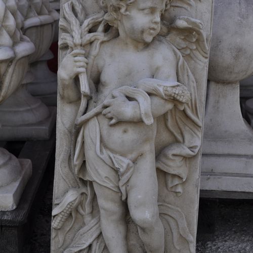 . .

Haut Relief sculpté représentant un chérubin tenant les attributs de l'été.&hellip;