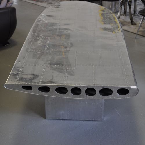 . .

GRANDE TABLE en forme d'aile d'avion en métal chromé, reposant sur deux pie&hellip;