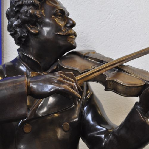 . .

Statue en bronze représentant le célèbre compositeur et chef d'orchestre au&hellip;