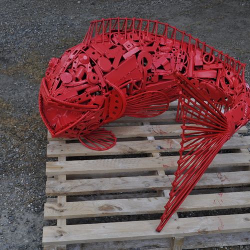 . .

PIRANHA, Sculpture composée de divers objets métaliques laqué rouge.
