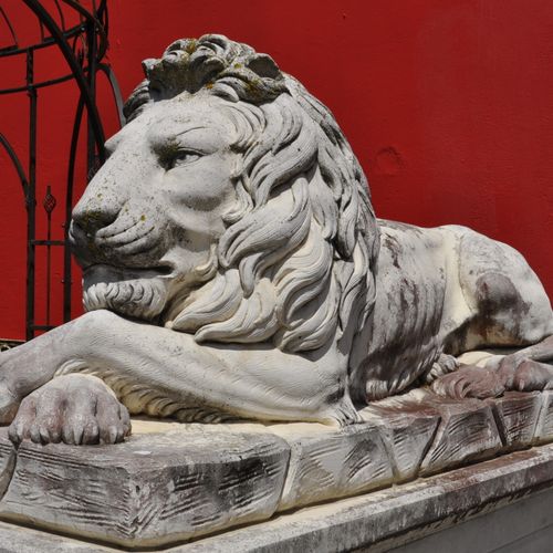 . .

Importante paire de LIONS couchés sur un socle. Travail moderne en pierre r&hellip;