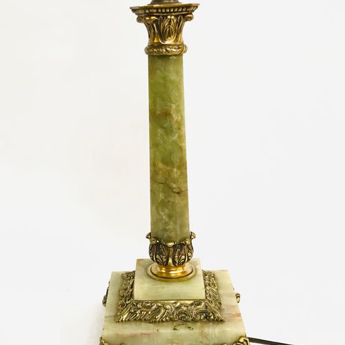 Null 缟玛瑙灯架，轴心有切面，放在一个四角形的阶梯式底座上，上面有錾刻和鎏金的青铜装饰的刺桐叶。

电动安装。

19世纪初

高：44厘米

事故和修复