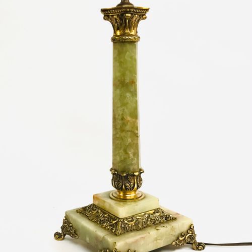 Null 缟玛瑙灯架，轴心有切面，放在一个四角形的阶梯式底座上，上面有錾刻和鎏金的青铜装饰的刺桐叶。

电动安装。

19世纪初

高：44厘米

事故和修复