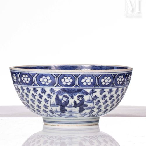 VIETNAM, XIXe siècle, Bol en porcelaine "Bleu de Hué" à décor de personnages et &hellip;