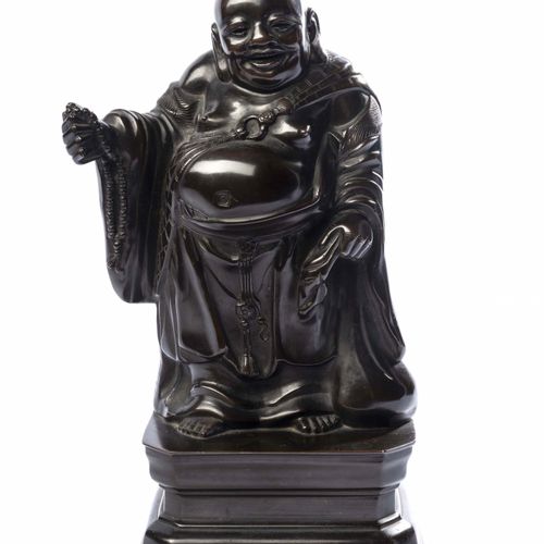 VIETNAM, XXe siècle, Sculpture en bronze représenté Budai (Bố Đại) debout sur un&hellip;