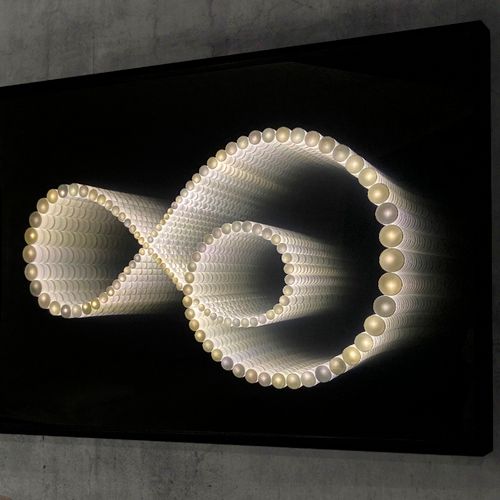 Dani Olivier (1969 ) 扩增的无限，2021年 
单人副本。发光的墙面雕塑。 3D打印，有机玻璃。 
框架：有机玻璃和木材。 
证书粘在背面。&hellip;